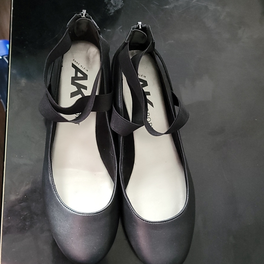 Anne Klein size 11 M black sport shoes